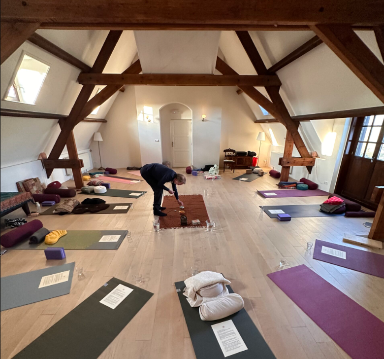 Yogales gegevens door Yogastudio Sense tijdens Stilte Retraite Nederland en België door - gericht stilte yoga en meditatie