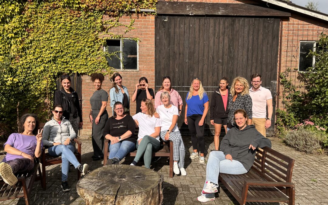 Groepsfoto tijdens yogaweekend Nederland.