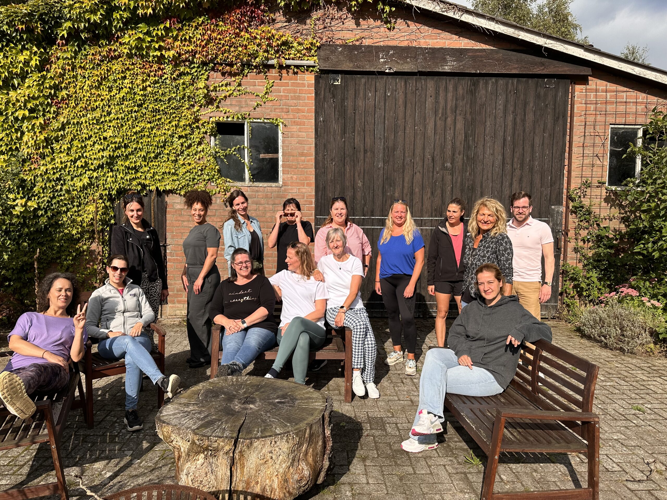 Groepsfoto tijdens yogaweekend Nederland.