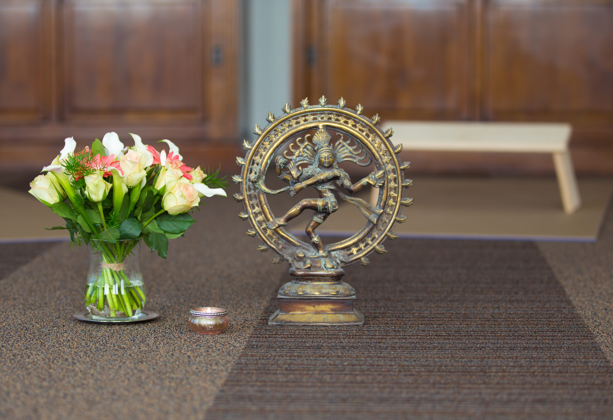 shiva Yoga studio Zoetermeer, Shiva beeld en meditatiebankje.