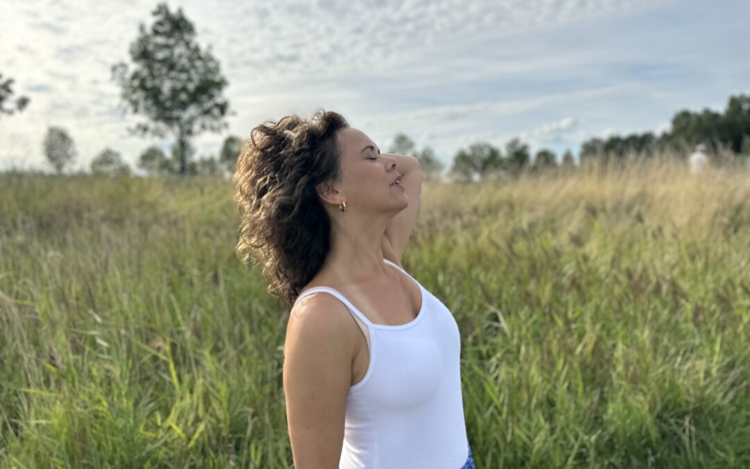 Vrouw doet yoga en ademhalingsoefeningen aan het Noord Aa in Zoetermeer